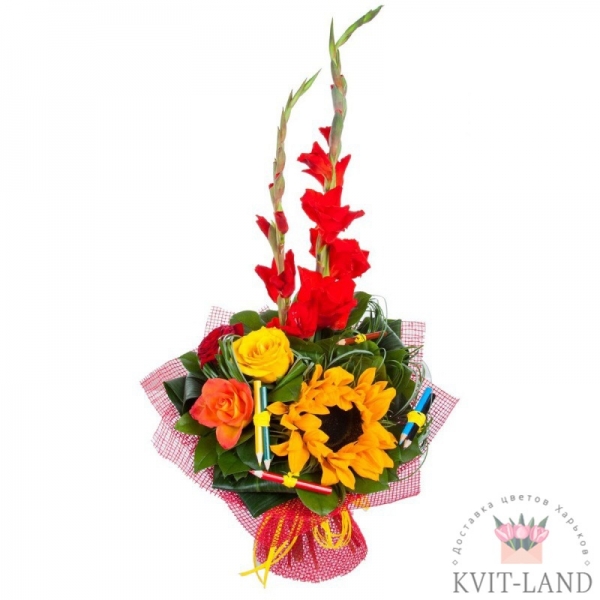 гладиолус с цветами и декором в букете