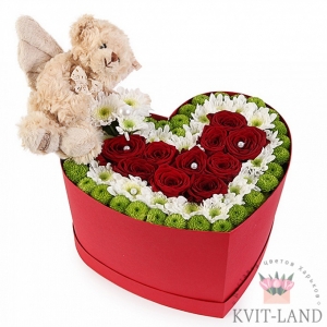 цветы с игрушкой в коробке сердце