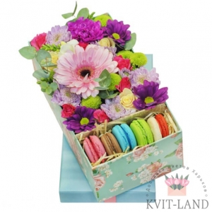 коробка с макарунами и цветами