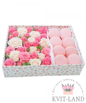 коробка с макарунами и розой