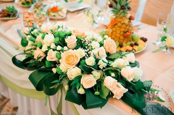 украшение цветами стола невесты