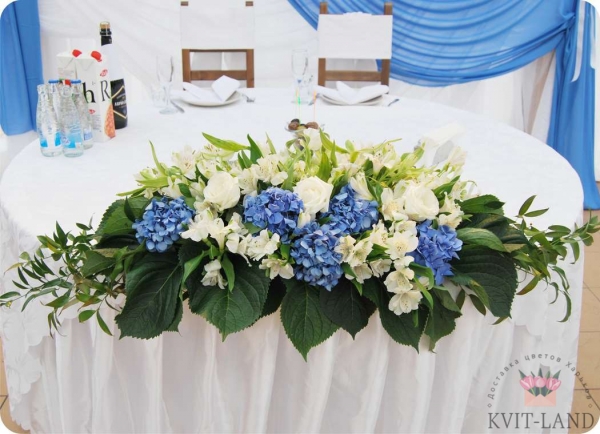 композиция из цветов на столе невесты
