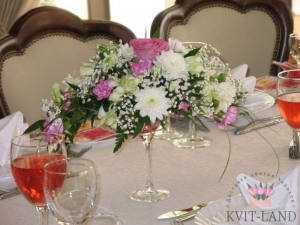 цветочная композиция на столе