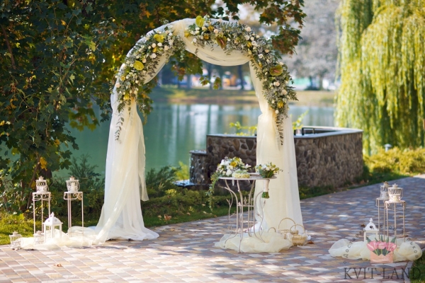 цветы на арке свадебной
