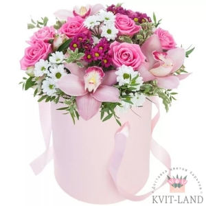 розовая коробка с цветами