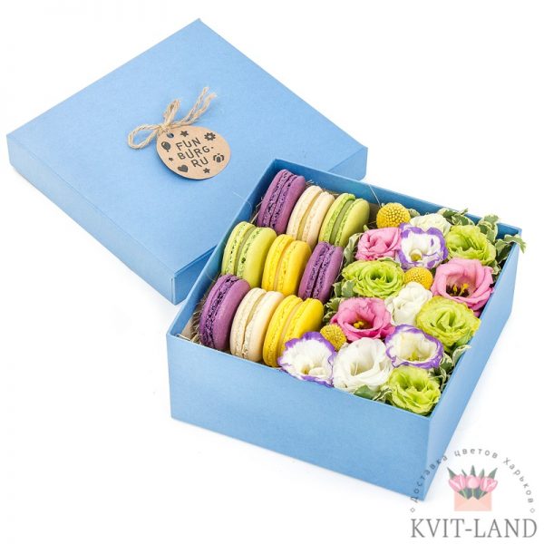 цветы и печенье в синей коробке